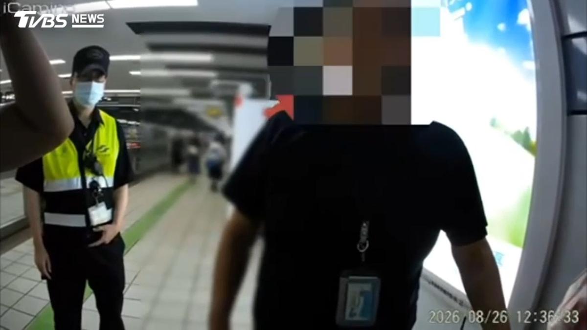 男霸占北捷充電站「坐躺地板」!站務員勸阻遭嗆:妳欠揍欠罵