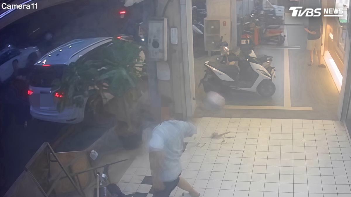 行車糾紛爆衝突 2男當街追打狂砸