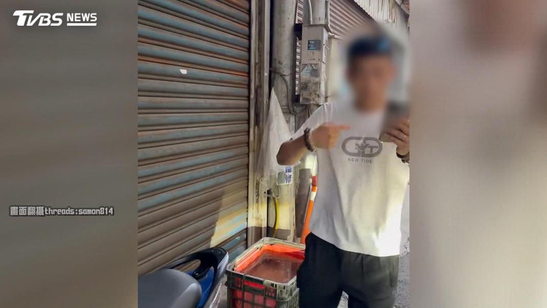 白衣男子對於被按喇叭相當不滿,隨即拿起手機錄影。(圖/民眾提供)