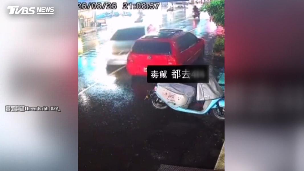 台中毒駕男逆向衝路邊!撞9車還「催油門」一度想跑。(圖/民眾提供)
