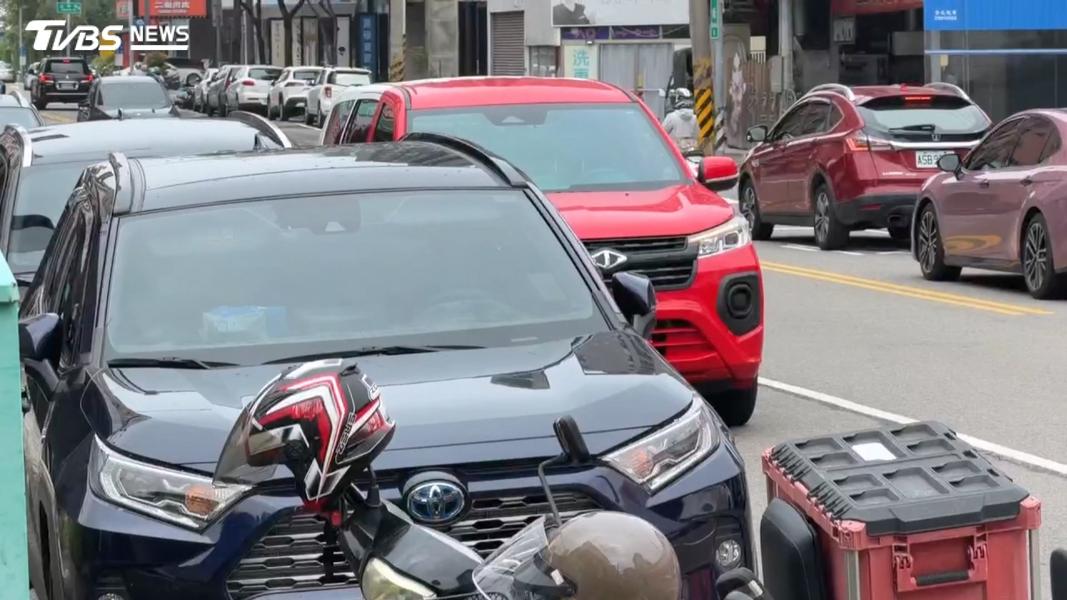 買便當忘拉手煞車!愛車「自己倒退嚕100m」撞機車,他還報警抓小偷。(圖/民眾提供)