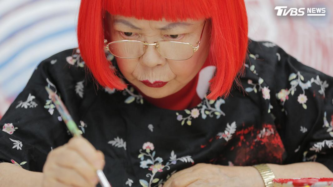 草間彌生表示母親曾強烈反對她畫畫。(圖/達志影像美聯社)