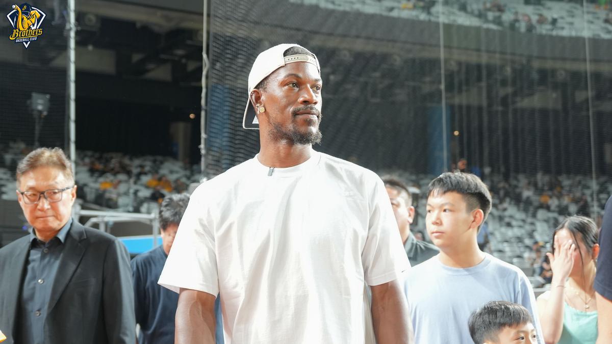 NBA球星巴特勒現身大巨蛋看中職「亂入女孩應援」 復原進度曝
