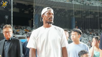 NBA球星巴特勒現身大巨蛋看中職「亂入女孩應援」 復原進度曝