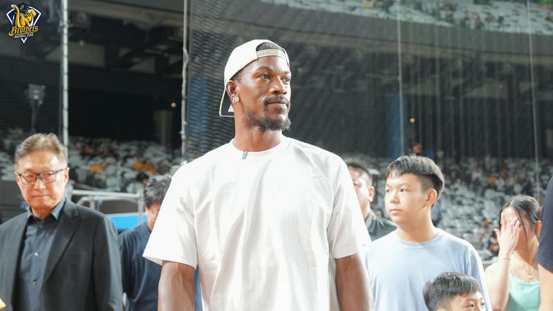 NBA球星巴特勒現身大巨蛋看中職「亂入女孩應援」 復原進度曝