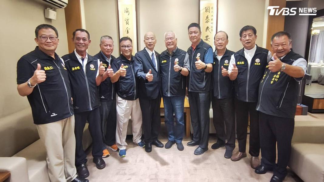 立法院長韓國瑜於官邸設宴招待國民黨副主席季麟連等黃復興幹部,肯定黨中央重視軍系聲音。(圖/TVBS)