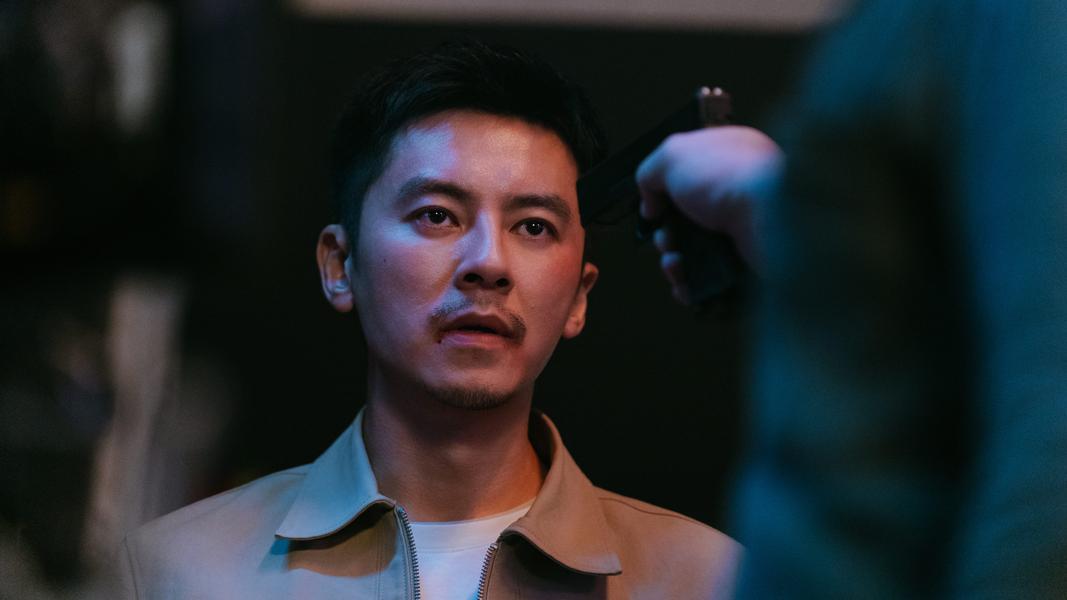 李國毅一度遭到草爺拿槍指頭、命懸一線。(圖/瀚草影視提供)