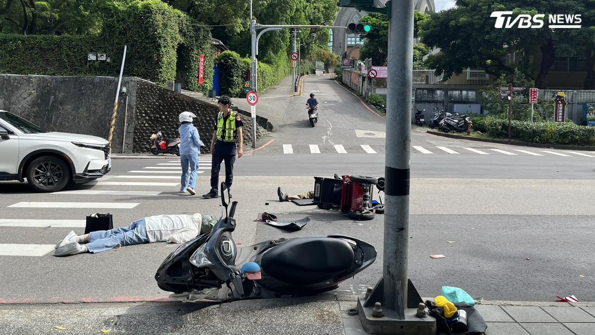 淡水女騎士闖紅燈猛撞代步車 75歲翁慘被撞飛血濺一地