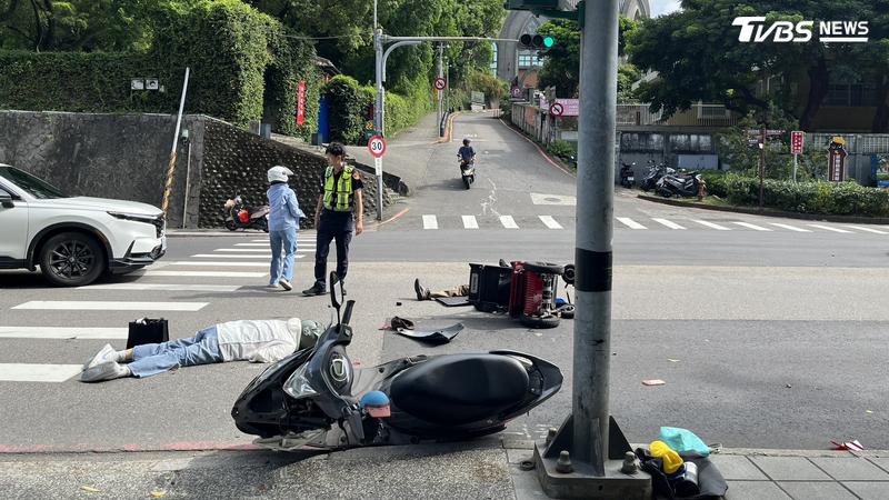 淡水女騎士闖紅燈猛撞代步車 75歲翁慘被撞飛血濺一地