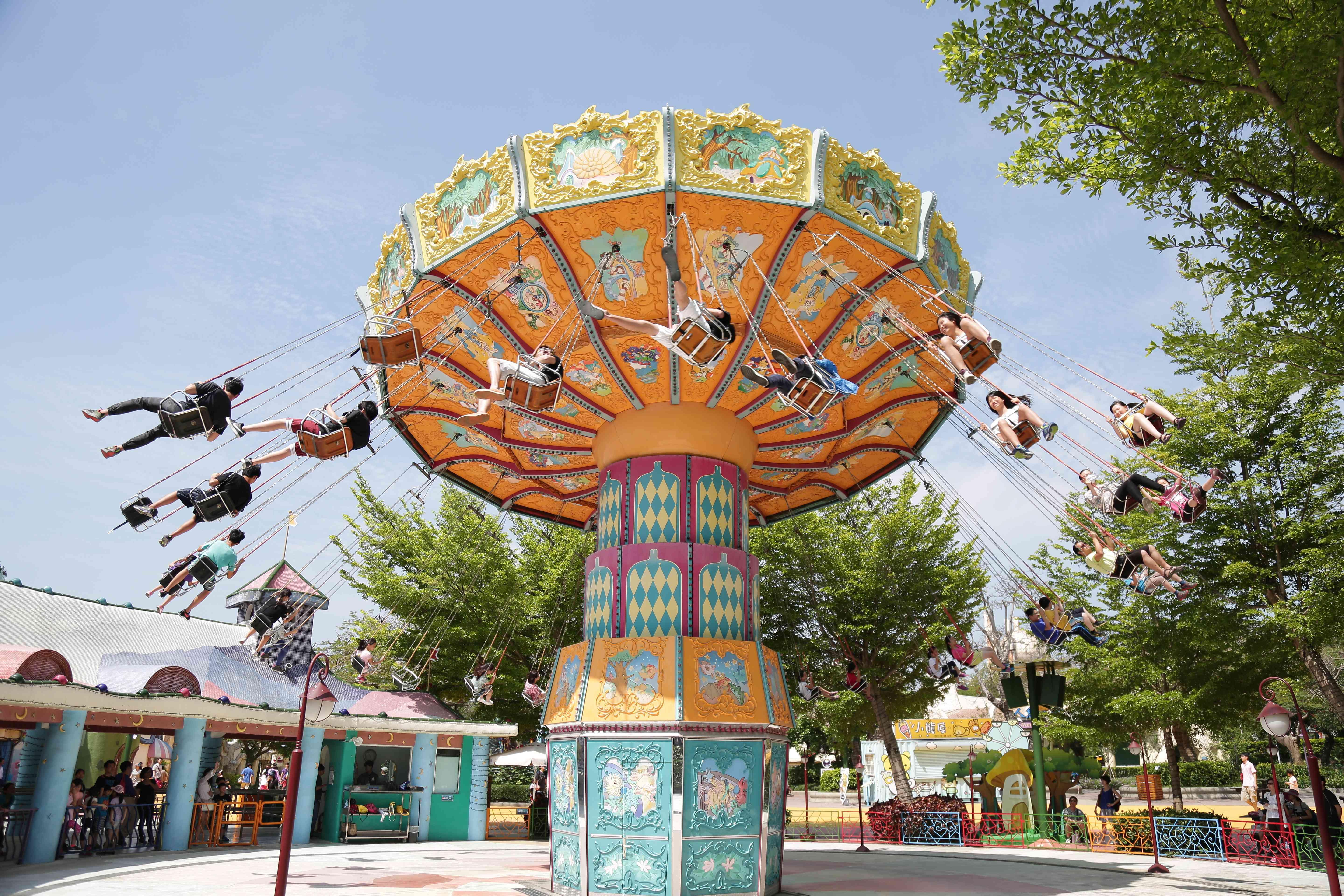 5.國旅補助點數免費玩探索世界馬拉灣雙樂園，圖為探索世界的設施「皇冠鞦韆」。