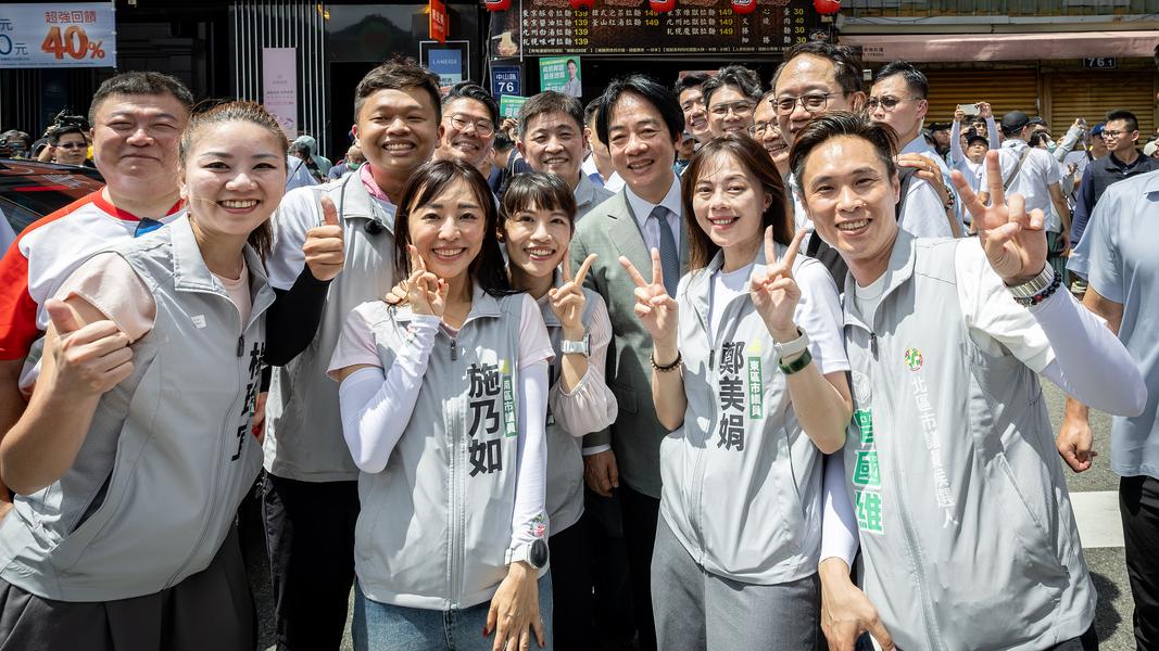 賴清德與民進黨新竹市議員開心合影。(圖/總統府提供)