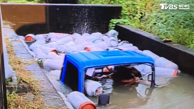 不救人先拍片? 雨天小貨車掉路邊大排卡人 影片曝光惹議