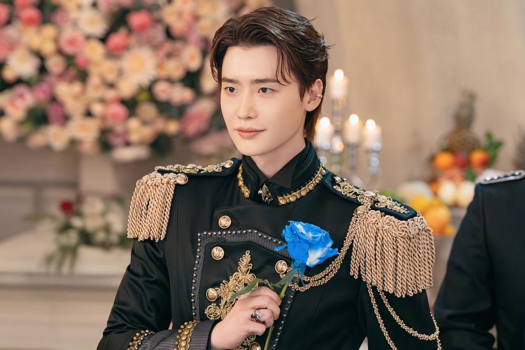 李鍾碩飾演西王國王子「海因里」。（圖／Disney+提供）