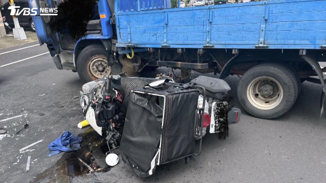彰化和美鎮一輛貨車在路邊起步迴轉時,導致一名飲料店外送員直接撞上。(圖/TVBS)