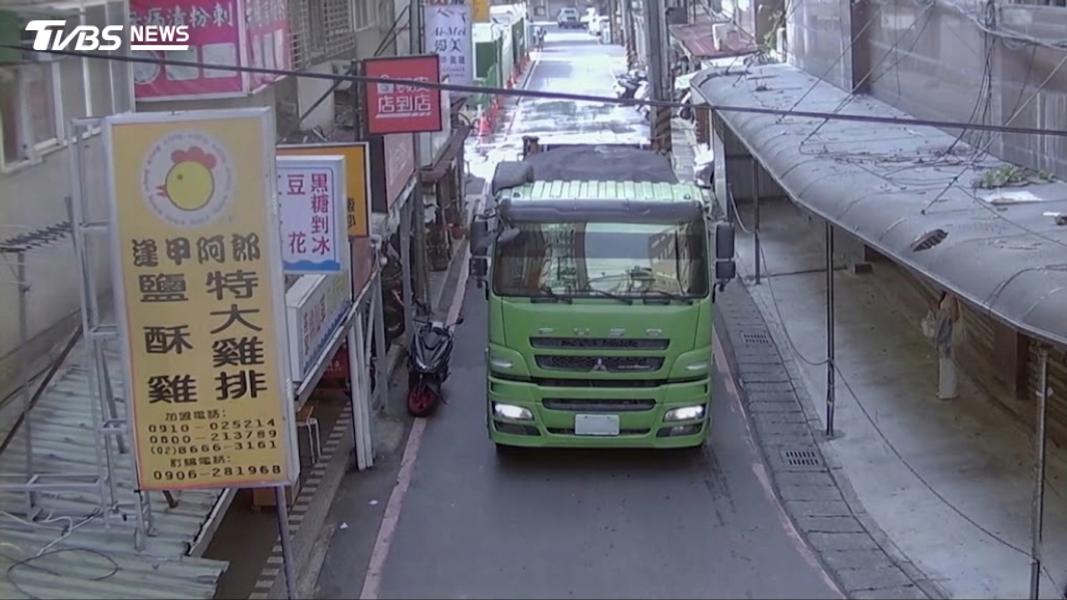 砂石車將廢土私運至三峽某砂石場。(圖/TVBS)