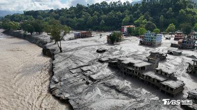 以為地震!尼泊爾人跑出門「驚見100m高水牆」 市場瞬間不見