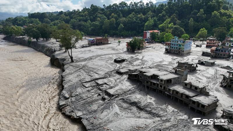 以為地震!尼泊爾人跑出門「驚見100m高水牆」 市場瞬間不見