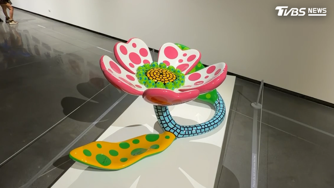日本當代藝術大師草間彌生辭世,而她的經典花卉作品及紐約時期拼貼的真跡遺作,在屏東首度展出,目前展期進入倒數(圖/TVBS)