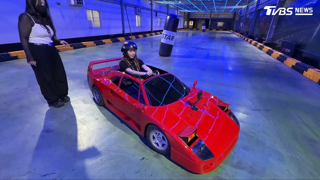 場內的卡丁車以法拉利F40為原型,打造出經典復古跑車造型,民眾只需花費300元就能親身體驗甩尾快感(圖/TVBS)