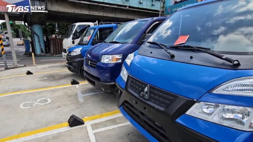 租車公司出租三輛貨車,因駕駛人違法慘遭扣車牌。(圖/TVBS)