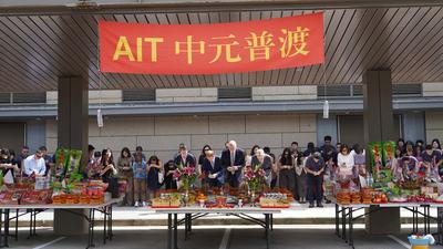 AIT中元普渡超台!谷立言率團插香拜拜 供桌見「國軍限量版乖乖」