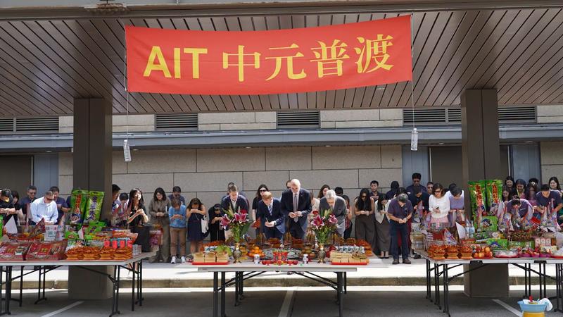 AIT中元普渡超台!谷立言率團插香拜拜 供桌見「國軍限量版乖乖」