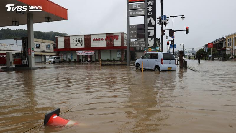 日本豪雨釀災!富山「水淹到胸部」 石川逾百人孤立受困