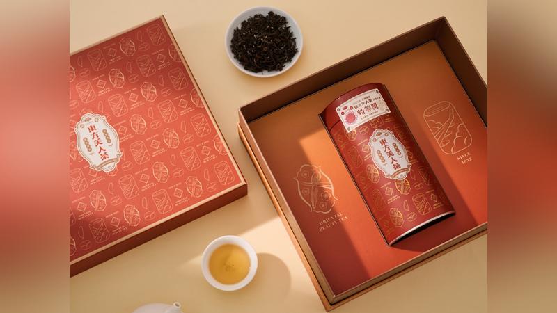 ▲東方美人茶公罐換上新裝,融入大溪蘭室、臺灣藍鵲、桃花、「一心二葉」及飛機窗景等意象,象徵好茶從茶園出發,走向全國、邁向國際。(圖/桃園市政府農業局提供)