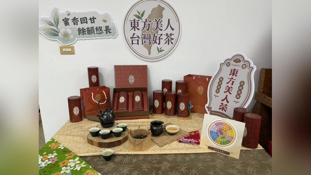 ▲東方美人茶公罐新裝融入人文、生態、城市及茶文化等意象,展現「國境之茶、國門之禮」品牌精神,象徵好茶從茶園出發,走向全國、邁向國際。(圖/桃園市政府農業局提供)