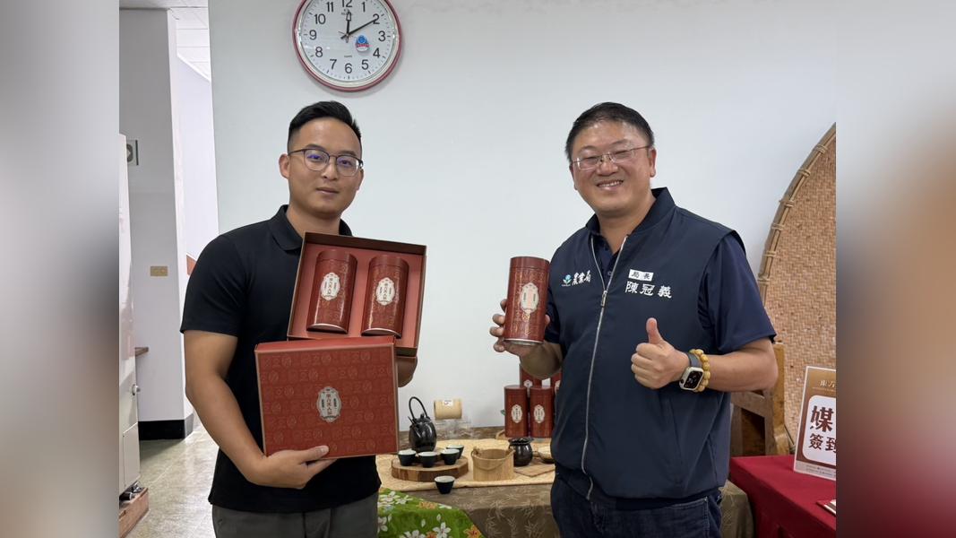 ▲2025全國東方美人茶評鑑特等獎茶廠主理人鍾承泰(左)與桃園市政府農業局長陳冠義(右)展示東方美人茶公罐新包裝。(圖/桃園市政府農業局提供)