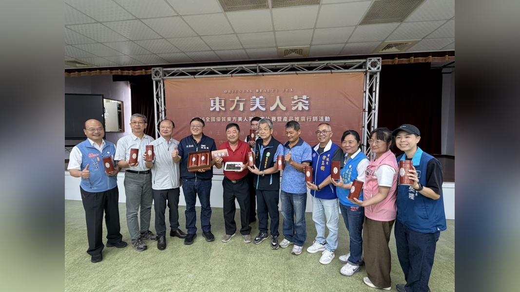 ▲2026全國優質東方美人茶評鑑成績揭曉,特等獎得主韓順雄(左5)與桃園市政府農業局長陳冠義(左4)及出席貴賓合影。(圖/桃園市政府農業局提供)
