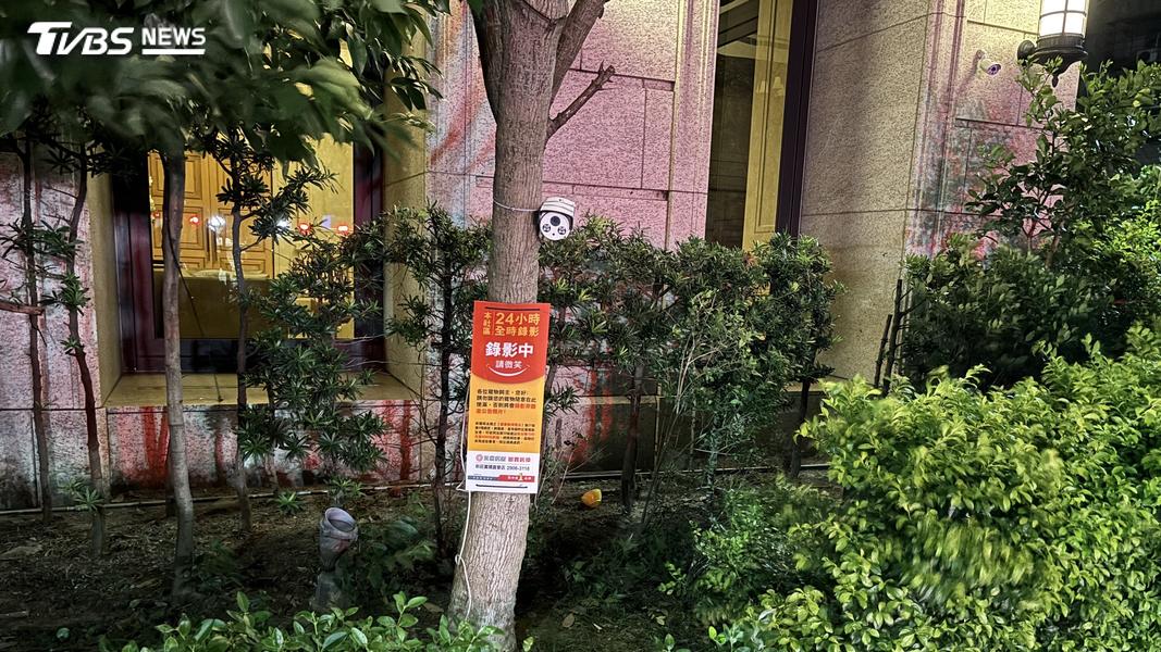 警方抵達時,少年意識清楚,雙腿擦挫傷送醫所幸無生命危險。(圖/TVBS)