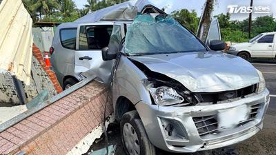 驚悚畫面曝!台南休旅車失控衝圍牆 半邊車身「撞凹變形」