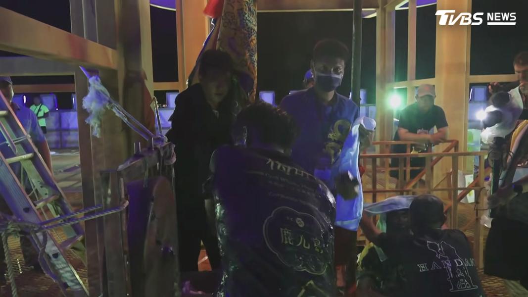 恆春豎孤棚活動,冠軍隊由宜蘭的頭城搶孤隊拿下,還好第二名由在地的烤手商行留下。(圖/TVBS)