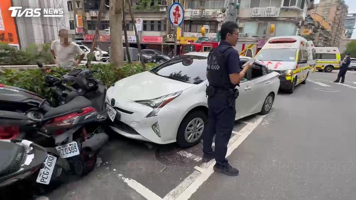 快訊/內湖6旬翁開車突昏迷!連撞多車無呼吸心跳搶救中