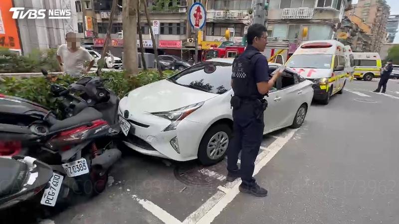 快訊/內湖6旬翁開車突昏迷!連撞多車無呼吸心跳搶救中