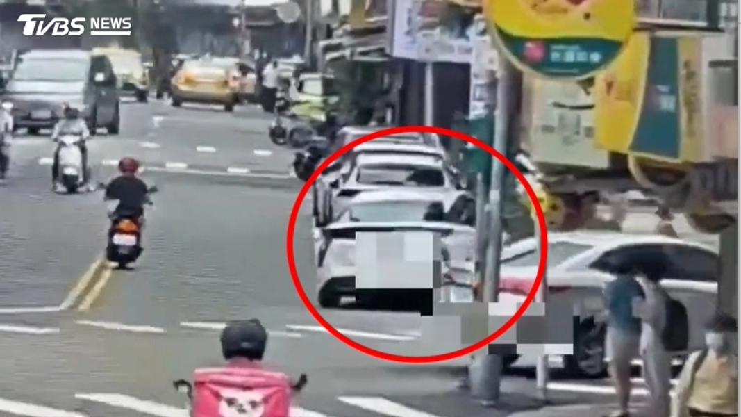 老翁突向右偏撞向路邊機車。(圖/TVBS)
