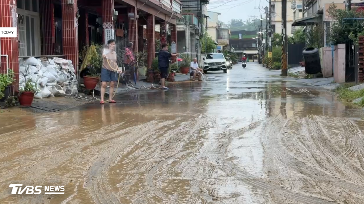 暴雨炸南台灣!屏東暴雨倒灌住家、高雄路面炸黃泥慘況曝光