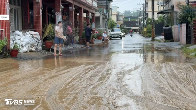 暴雨炸南台灣!屏東暴雨倒灌住家、高雄路面炸黃泥慘況曝光
