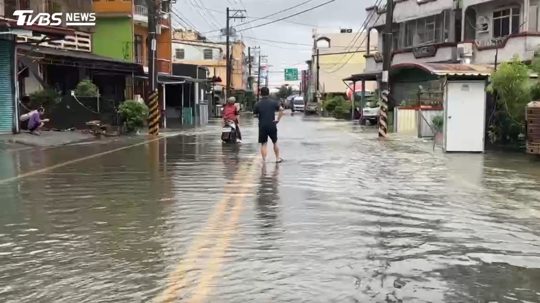 潮州地區路面汪洋一片。(圖/TVBS)