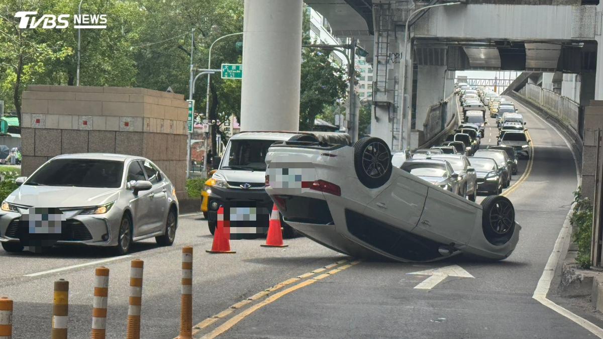 上市民高架匝道失控!北市男「開到恍神」猛撞分隔島翻車