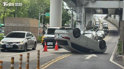 上市民高架匝道失控!北市男「開到恍神」猛撞分隔島翻車