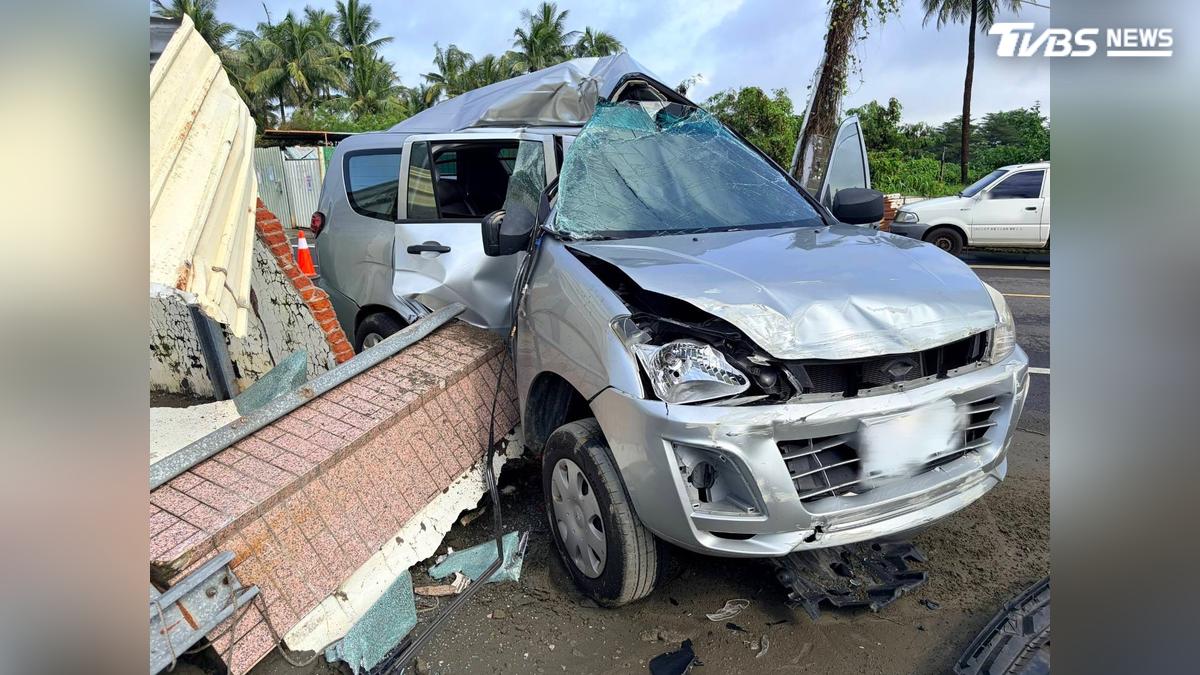 台南男超車失控掃機車 撞圍牆車頭凹陷