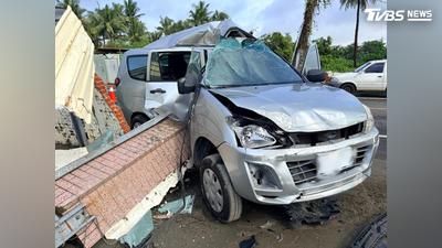 逆向超車沒切回! 自小客失控「掃倒機車」撞爛圍牆