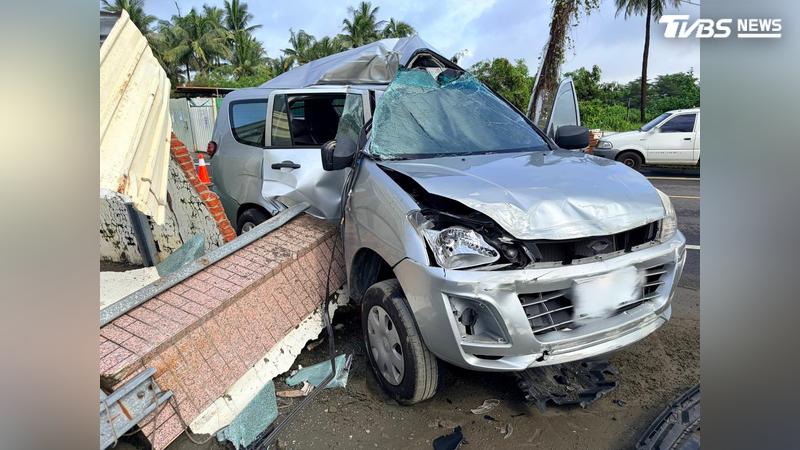 逆向超車沒切回! 自小客失控「掃倒機車」撞爛圍牆