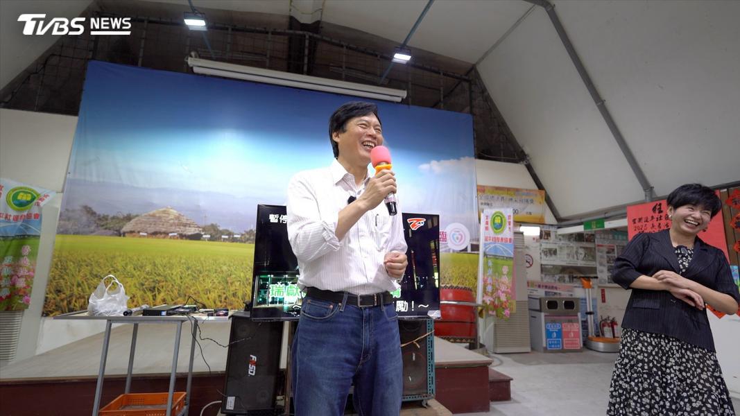 拿起麥克風的林國漳,沒說支持我,是問大家「有沒有被騙過 ?」他把選跑攤變成防詐課。他是律師,也是宜蘭社區大學的講師,他的法律課,一開就爆滿。(圖/柯勝雄攝)