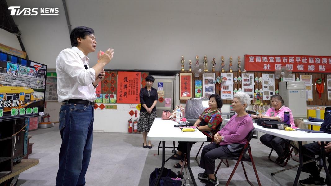 他現在每天跑攤,除了握手,一拿起麥克風,是跟民眾講怎麼防詐。(圖/柯勝雄攝)