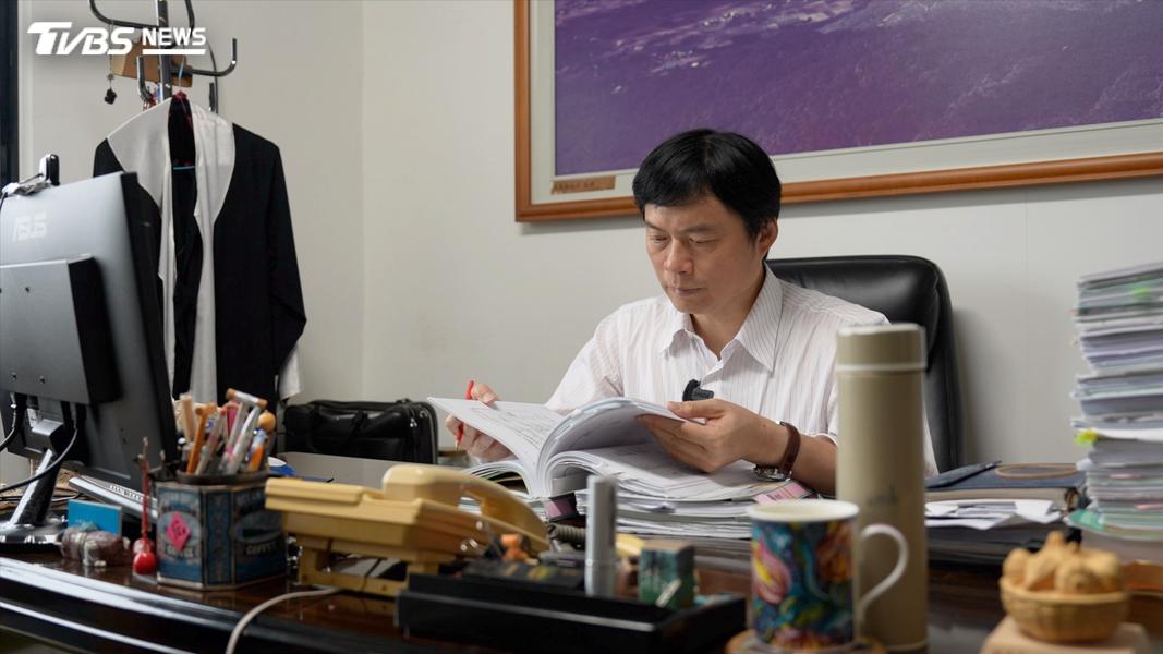 儘管選舉已經進入白熱化,他每天還是抽空回律師事務所處理案件。他說: 「法服的案子,接了,就要處理好。」。(圖/柯勝雄攝)