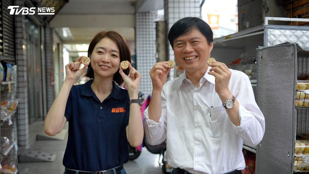 宜蘭100多年歷史的振地餅舖,做出《奉天成運、好運開「漳」》的李仔糕。老闆說這模子,在林國漳還沒點頭要選時,就做好,用這表達自己的支持。(圖/柯勝雄攝)
