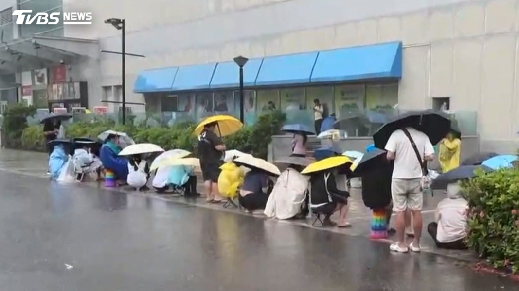 暴雨淋1小時也要排!吉伊卡哇迴力車開搶 粉絲凌晨3點就卡位(圖/TVBS)